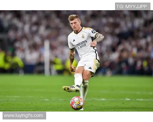 克罗斯在足球场上的传奇之路与他对球队的深远影响分析