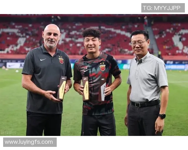 武磊与秦升的对决:从球场争锋到场外故事的深度解析 武磊与秦升的对决:从球场争锋到场外故事的深度解析