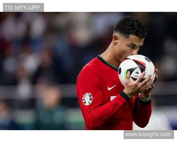 球迷疯狂冲进场内抢夺C罗球衣引发热议的欧冠奇观