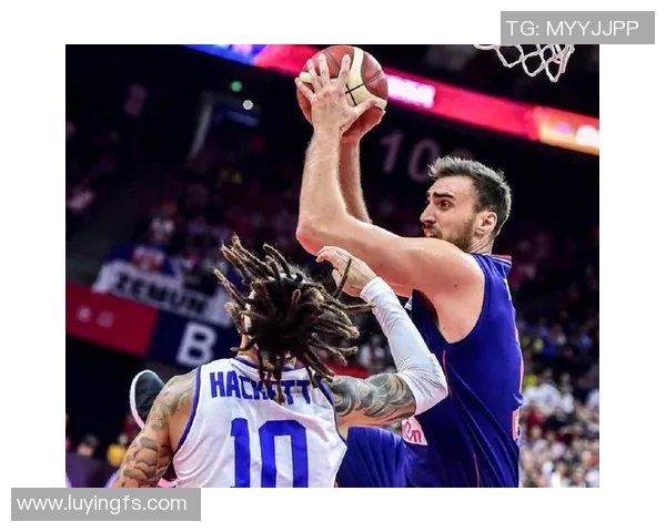 特雷杨领衔新一代篮球明星展现无限潜力与激情